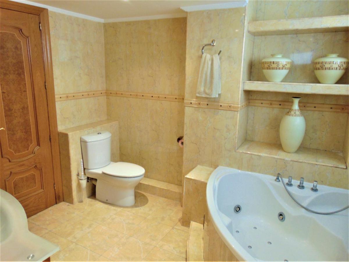 Beachfront, Two Bed- & Bathrooms, Private Parking Fuengirola Exterior photo