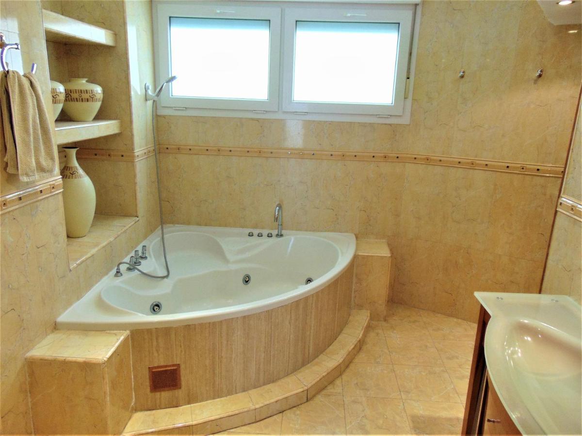 Beachfront, Two Bed- & Bathrooms, Private Parking Fuengirola Exterior photo
