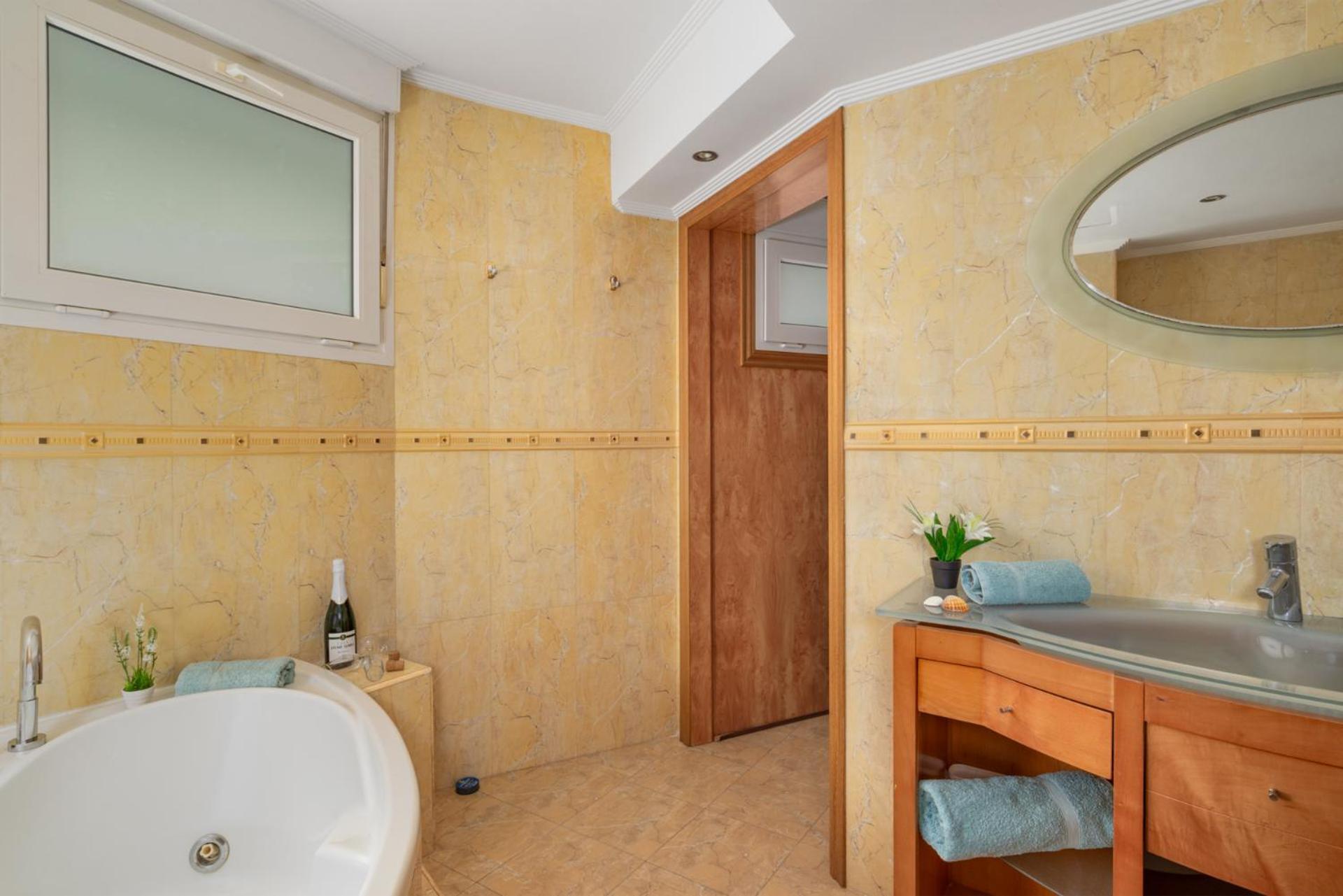 Beachfront, Two Bed- & Bathrooms, Private Parking Fuengirola Exterior photo